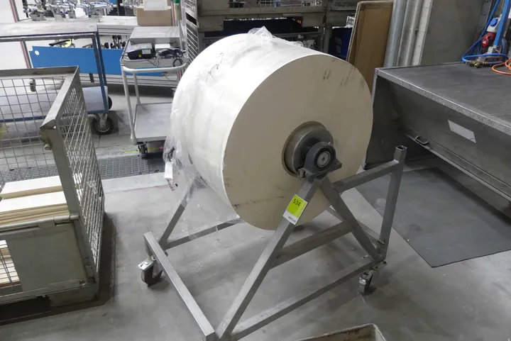 Rolle Pappe mit Rollenwagen
